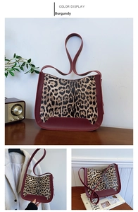Détail du sac léopard avec garniture en cuir bordeaux et bandoulière réglable pratique