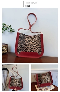 Détails du sac seau en daim léopard avec bordures en similicuir rouge et bandoulière fine
