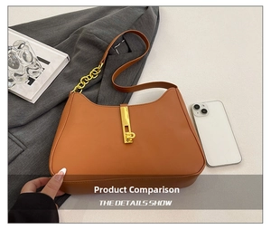 Detailansicht braune Schultertasche aus Kunstleder mit goldenem Schloss und Kettenelement