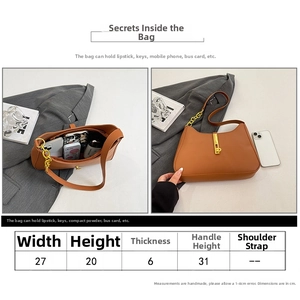 Detaillierte Größentabelle und Innenkapazität für diese braune Leder-Achselhandtasche