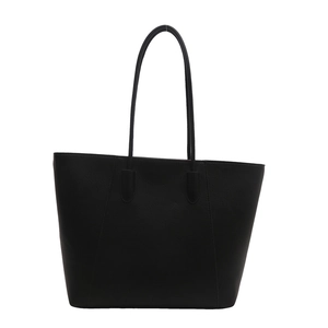 Grand sac cabas minimaliste en cuir noir pour femme avec une texture souple et élégante