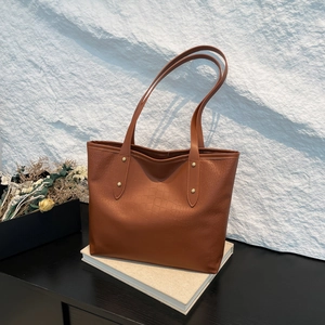 Borsa tote marrone stampa coccodrillo con rivetti dorati e tracolla lunga da donna