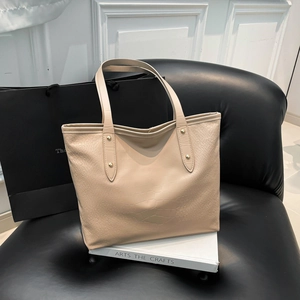 Borsa tote beige con stampa coccodrillo, rivetti dorati e design spazioso minimal