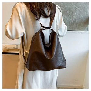 Détail d'un grand sac cabas en cuir marron texturé avec large bandoulière décontractée