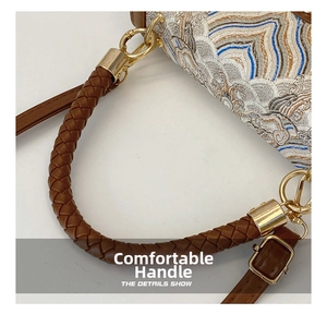 Détails du motif jacquard avec poignée en cuir tressé et fermoirs métalliques dorés