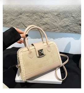 Detail der khakifarbenen Handtasche aus Leder und Plüsch mit Nieten und Tragegriffen