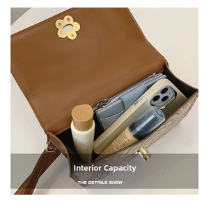Vue intérieure du sac à bandoulière en similicuir marron montrant sa capacité de rangement