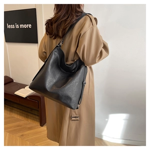 Détail du sac hobo en similicuir noir avec plis vintage et bandoulière réglable
