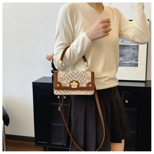 Détails du petit sac carré rétro avec jacquard à vagues bleues et boucle fleur dorée