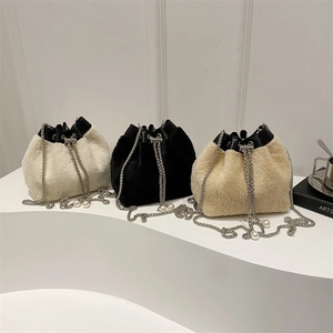 Sacs seaux en fausse fourrure avec cordon à perles et chaîne en trois coloris