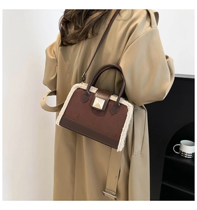 Braune Wildleder-Umhängetasche mit Lammfellbesatz und Goldschloss zum beigen Trenchcoat