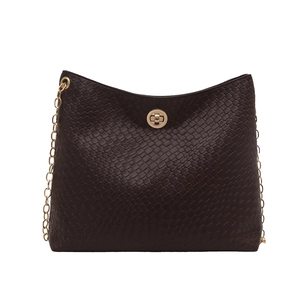 Sac fourre-tout tressé marron foncé avec fermoir doré et bandoulière en chaîne