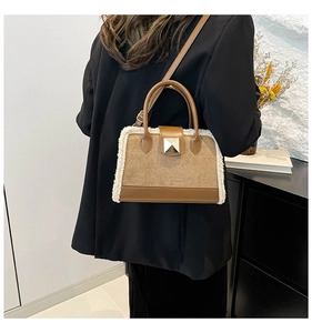 Nahaufnahme der braunen Ledertasche mit Lammfellbesatz und goldener Schnalle