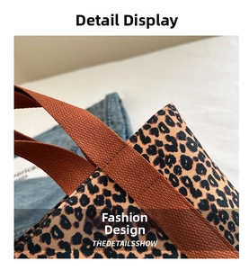 Détail d'un sac cabas en toile léopard montrant les coutures et la poignée tressée