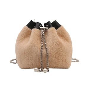 Sac seau chic d'hiver en fausse fourrure kaki avec cordon perlé et bandoulière