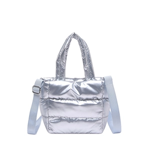 Sac à main argenté matelassé effet doudoune avec bandoulière bleue réglable