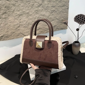Handtasche aus braunem Wildlederimitat und weißem Lammfell mit goldenem Pyramidenverschluss