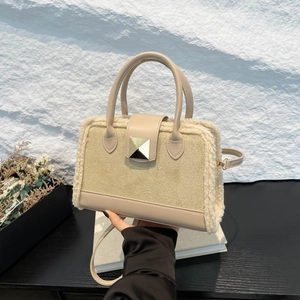 Beige Handtasche mit Kunstfell-Patchwork, goldener Pyramiden-Schnalle und Schultergurt