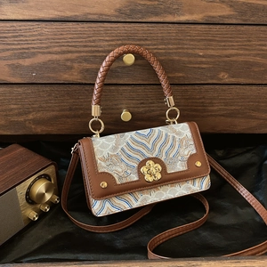 Sac à main vintage avec motif ondulé bleu-jaune et fermoir fleuri doré élégant