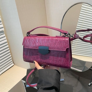 Borsa a mano viola scuro con motivo coccodrillo, chiusura in metallo e tracolla sottile