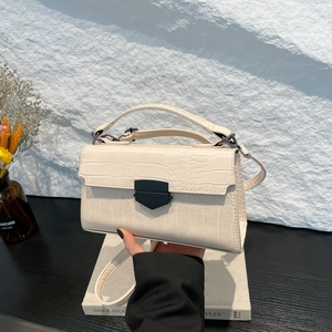 Elegante borsa beige con motivo a coccodrillo, chiusura in metallo e tracolla