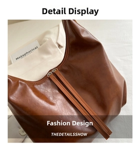 Détail du sac rétro marron montrant le cuir PU texturé et le système de double fermeture éclair
