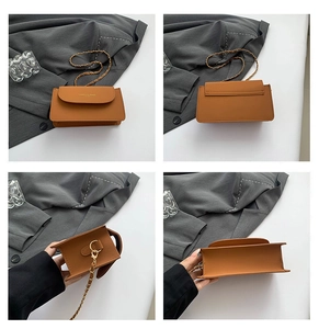Vue détaillée du sac à bandoulière en cuir marron avec chaîne dorée et logo en métal