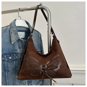 Détail du sac cabas en suédine marron avec patchwork papillon et laçage croisé