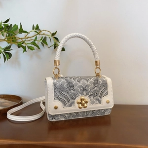 Sac bandoulière vintage avec cadre en cuir blanc et broderie de motifs de vagues
