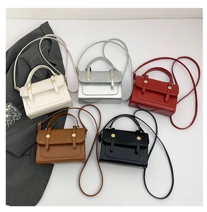 Gruppenanzeige schicker rechteckiger Handtaschen in Weiß, Silber, Rot, Braun und Schwarz