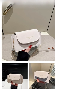 Vue détaillée du sac à rabat blanc avec chaîne dorée et texte Fashion & Bags