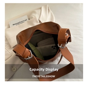 Vue détaillée montrant la grande capacité intérieure du sac bandoulière en cuir marron