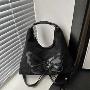 Sac fourre-tout noir en daim avec motif papillon décoratif et détails de laçage en métal