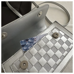 Dettagli della borsa a tracolla argento con fessura per carte e chiusure magnetiche