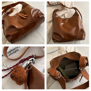 Détail d'un sac hobo rétro marron montrant l'intérieur spacieux et le charme d'ourson