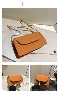Détail du sac à rabat en cuir marron avec lettrage doré et bandoulière en chaîne