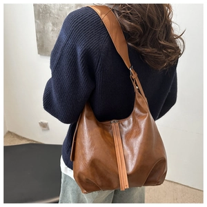 Vue détaillée d'un sac cabas marron vintage porté par un mannequin pour le quotidien