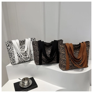 Détails de trois sacs cabas en toile à motif léopard avec des anses en tissu