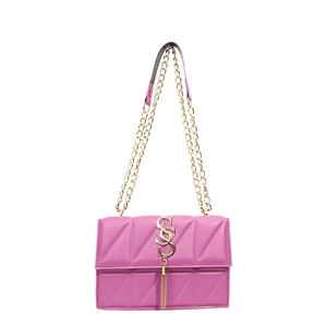 Sac bandoulière rose matelassé avec chaîne dorée et pompon sur un fond blanc pur