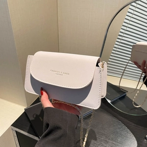 Sac bandoulière chic en cuir beige avec chaîne en métal sous plusieurs angles