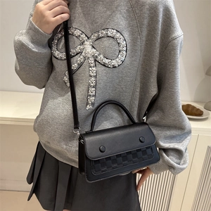 Borsa a tracolla chic nera da donna con texture intrecciata e doppi bottoni a pressione