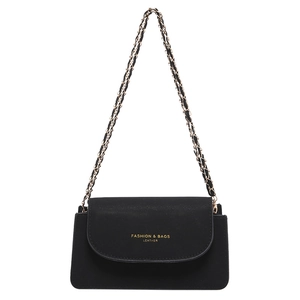 Sac bandoulière noir en cuir à rabat avec texte doré et bandoulière en chaîne