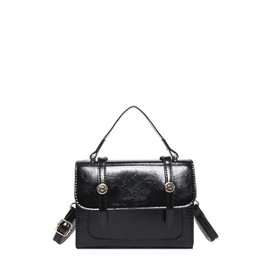 Glänzende schwarze Lackleder-Umhängetasche mit Goldschnallen im Vintage-College-Stil