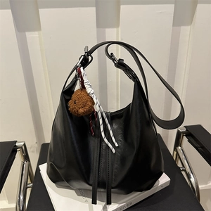 Sac fourre-tout Hobo noir minimaliste avec pendentif ours en peluche et détails de sangle