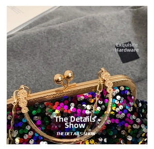 Détail des paillettes colorées et de la poignée dorée à relief floral sur la pochette