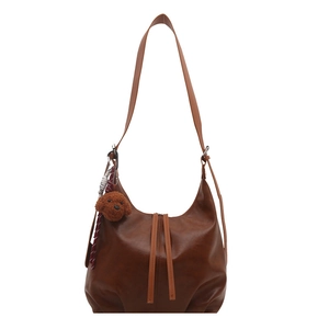 Sac hobo rétro caramel avec pendentif ours en peluche et large bandoulière