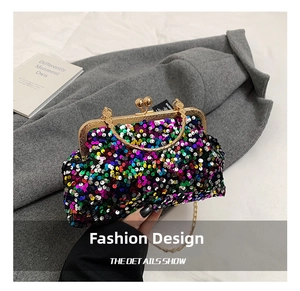 Détail du sac de soirée à paillettes colorées avec cadre doré et fermoir sphérique