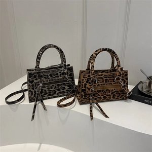 Borsa a mano leopardata francese con frange e tracolla in tonalità grigie e marroni