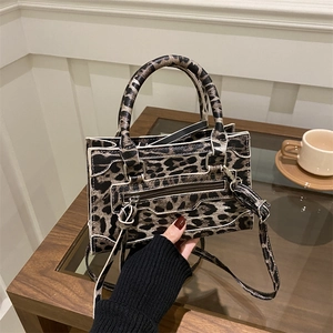 Borsa a tracolla leopardata retrò francese con manici e tracolla regolabile in ambiente caldo