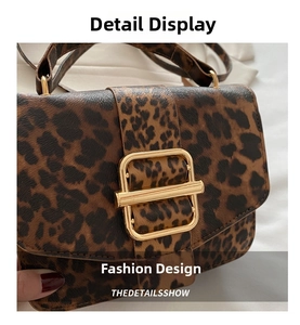 Détail du sac léopard vintage avec une boucle métallique dorée rectangulaire sur le rabat